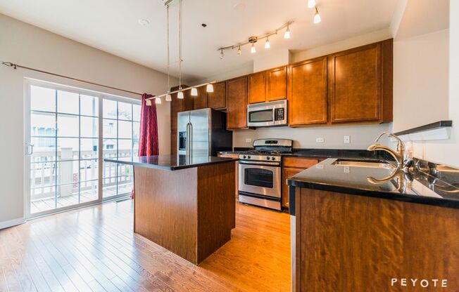 Beautiful Corner Unit Townhome in Des Plaines
