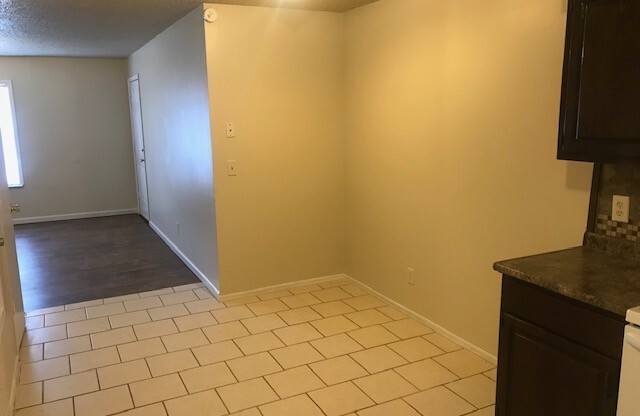 2 beds, 1 bath, 1,000 sqft, $900, Unit Apt. B