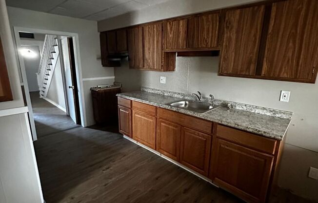 3 beds, 1 bath, $1,400, Unit 38