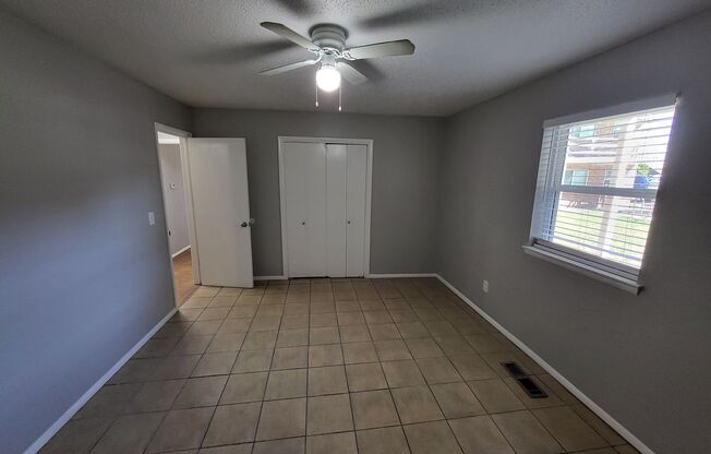 2 beds, 1 bath, $1,100, Unit 4