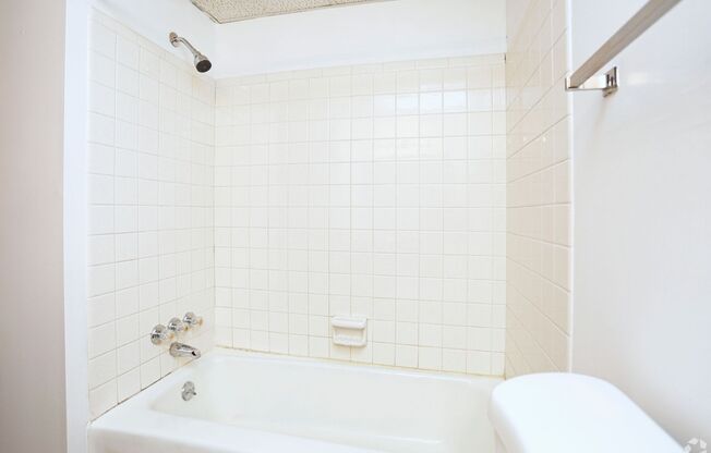 1 bed, 1 bath, 700 sqft, $825, Unit 801 West Crestwood Drive Apt 201