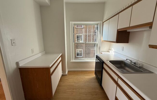 1 bed, 1 bath, 572 sqft, $1,510, Unit Old King Edward 46