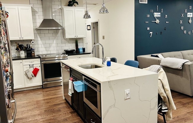 2 beds, 2.5 baths, 989 sqft, $3,400, Unit 6