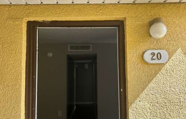 2 beds, 1 bath, $1,000, Unit 20