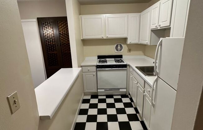 2 beds, 1 bath, $1,395, Unit 216