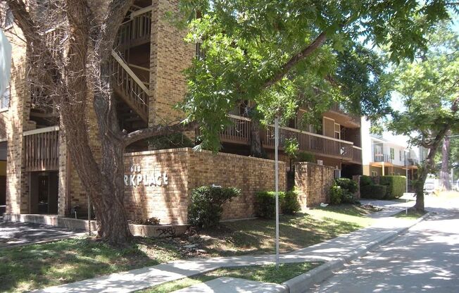PRE-LEASE 2025/2026: Excellent Roommate Floorplan, Washer/Dryer Included, Location Location Location! 70% Agent Commission!!!