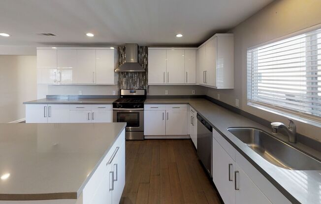 Huge Bedrooms, lots of Parking, closest to campus!