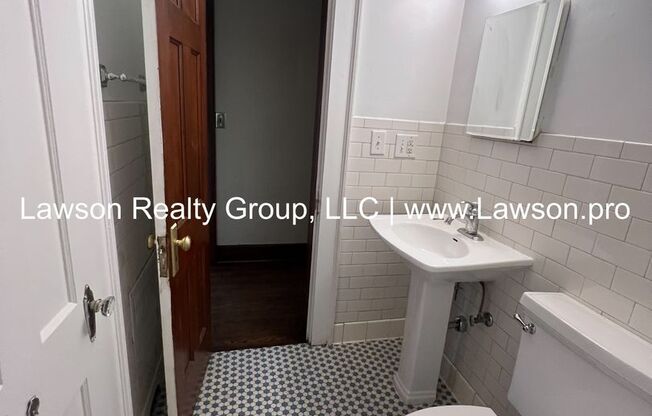 2 beds, 1 bath, 900 sqft, $1,275, Unit BensonFranklin - 04