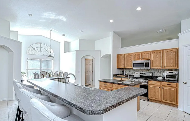 7107 COLONIAL LK DR