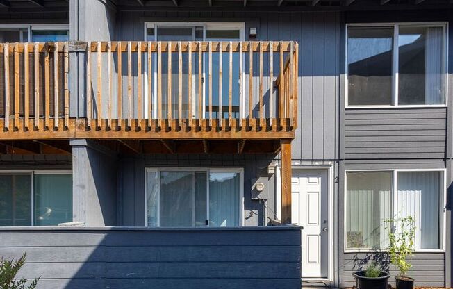 2 beds, 1 bath, 735 sqft, $1,645, Unit 05