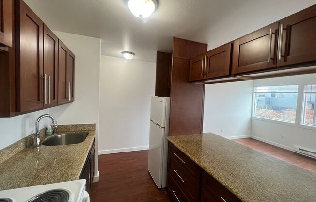 2 beds, 1 bath, $1,995, Unit 301