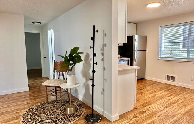 2 beds, 1 bath, 725 sqft, $1,750, Unit 27