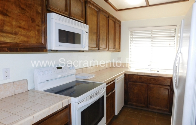 Spacious Citrus Heights 2bd/2.5ba Condo with 2 Car Garage