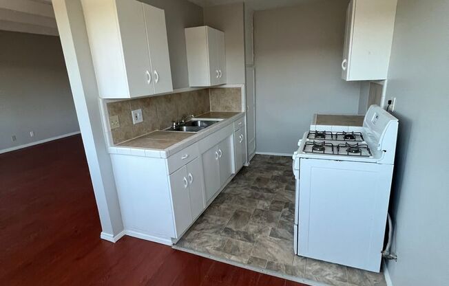 2 beds, 1 bath, $2,800, Unit 12