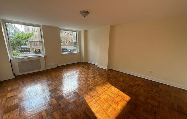 1 bed, 1 bath, 572 sqft, $1,425, Unit Old King Edward 6