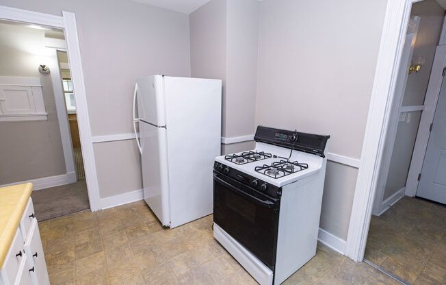 2 beds, 1 bath, 1,347 sqft, $800, Unit Lower