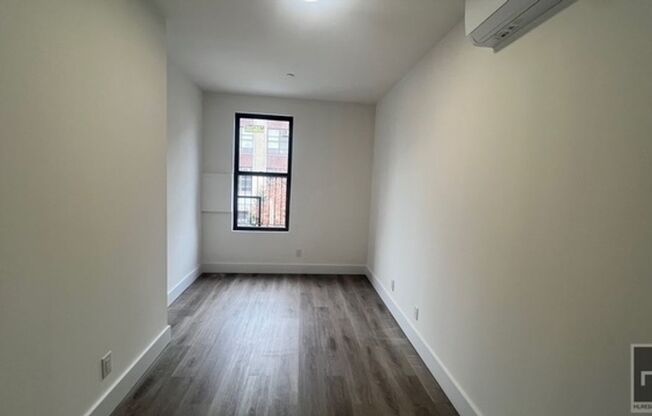 1 bed, 1 bath, $2,400, Unit 2R