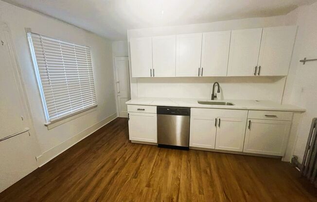 2 beds, 1 bath, $2,950, Unit 2