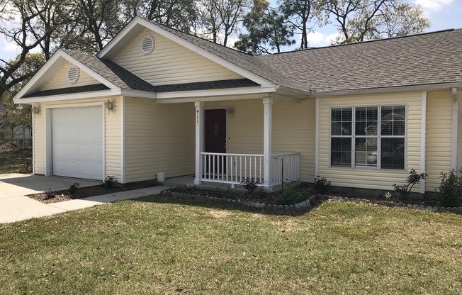 3 Bedroom, 2 Bath Home on Large Lot, Screened Patio, and Garage!
