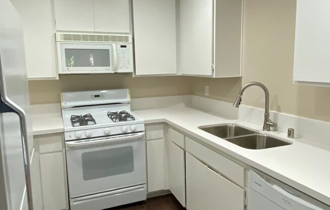 2 beds, 1 bath, $2,850