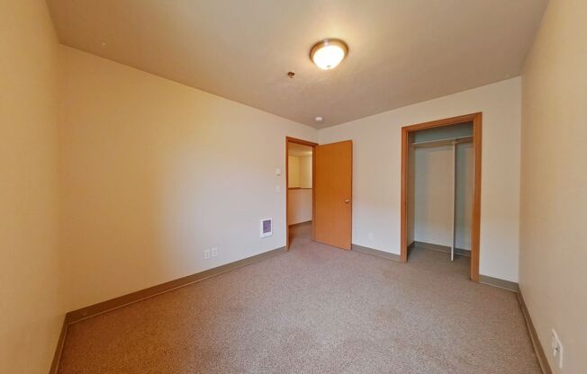 4 beds, 2 baths, $3,200, Unit 14