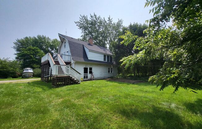 Spacious 4-Bedroom Carriage House with Heated Workshop and Private Yard in Flint Twp