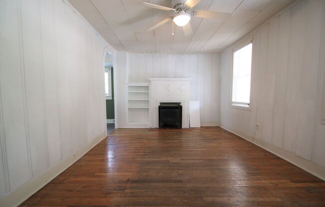 Simply the BEST! Adorable 1 Bedroom/1 Bath Located off Historic Camp Bowie! ((Covered Deck)) Minutes to Downtown Ft Worth ~