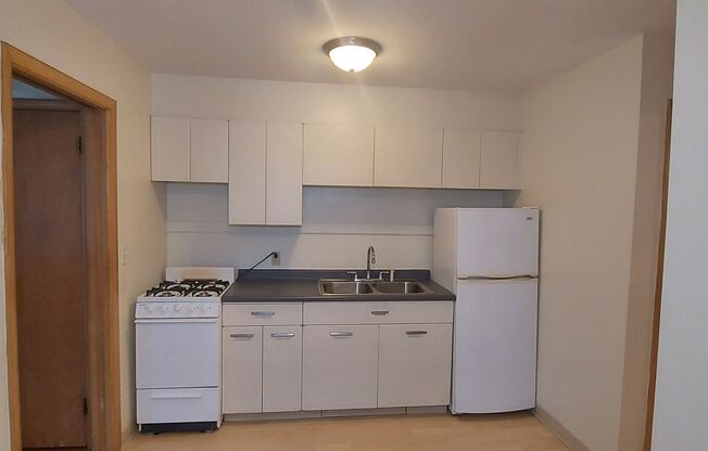 1 bed, 1 bath, 650 sqft, $955, Unit 8