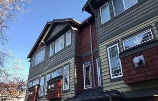 Appealing 2 bed / 1.5 bath townhouse in Greenwood/N Seattle with new flooring