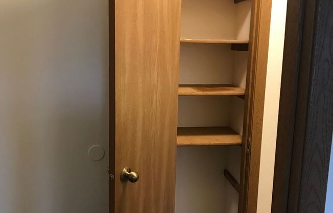3 beds, 1 bath, 1,040 sqft, $1,695, Unit 3164-206