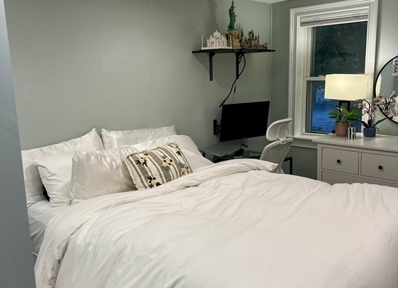 3 beds, 2 baths, 1,100 sqft, $5,200, Unit 2