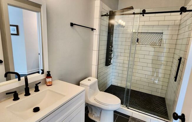 2 beds, 1 bath, $2,400, Unit Unit 818