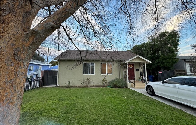 5722 CEDROS AVE
