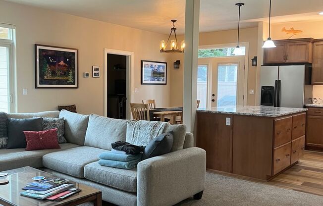 Home Away From Home ^ Pet Friendly, Near Downtown Bend & Trails