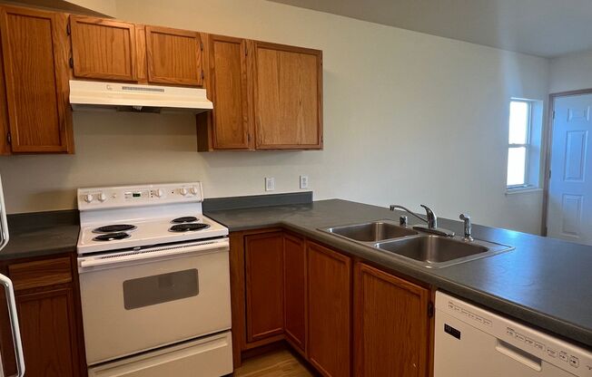 2 beds, 1 bath, 868 sqft, $1,605, Unit 7