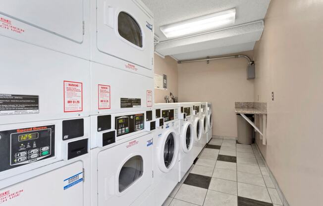 Apartments in Sherman Oaks Laundry room