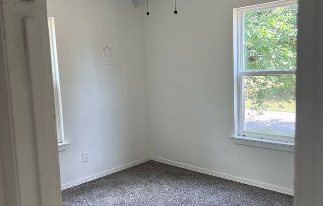 3 beds, 1 bath, $950