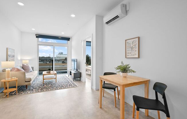 1 bed, 1 bath, 703 sqft, $1,750, Unit 215