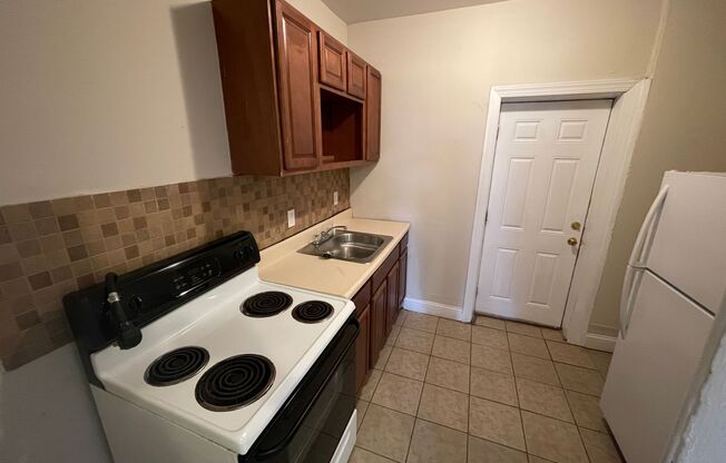 2 beds, 1 bath, $1,120