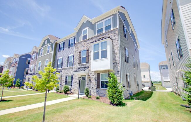 4 Bedroom, 3.5 Bath End Unit Townhome In Smithfield