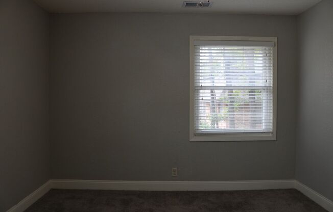 2 beds, 1 bath, 825 sqft, $1,170, Unit 3901 #05