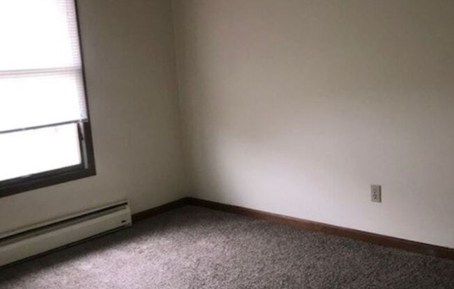 2 beds, 1 bath, 1,000 sqft, $750, Unit #7