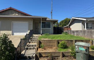 Clean 2 Bedroom 1 Bath 1050 sqft., Carmichael 1/2-plex for Lease.