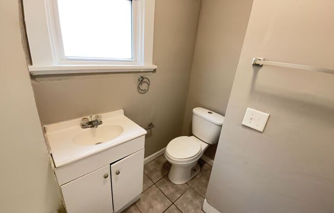 3 beds, 1 bath, $1,075, Unit Unit 2