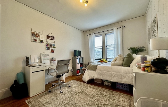 3 beds, 1 bath, 1,000 sqft, $5,500, Unit 14