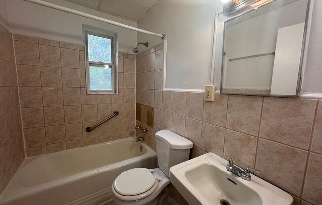 2 beds, 1 bath, $1,050, Unit A61