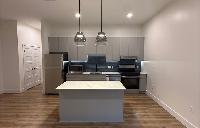 1 bed, 1 bath, 931 sqft, $2,540, Unit 124