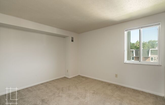 2 beds, 1.5 baths, $1,350, Unit 393 E Buttles Ave Apt. F