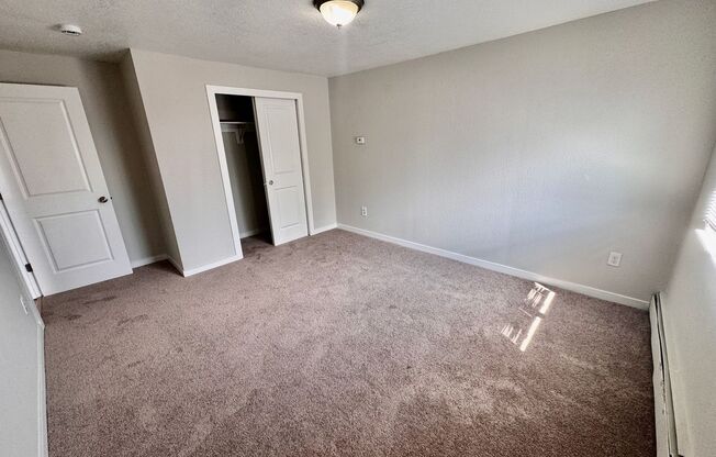 3 beds, 1 bath, 900 sqft, $1,640, Unit 1