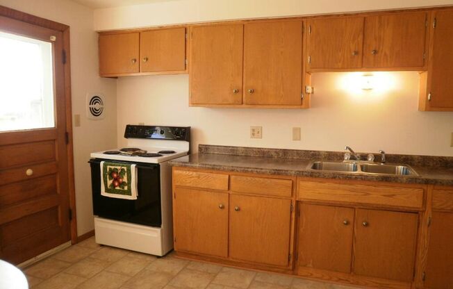 2 beds, 1 bath, 850 sqft, $879, Unit 845-2